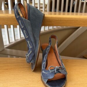 Stylish Blue Suede Wedge Sandals 39.5 (9-9.5?)